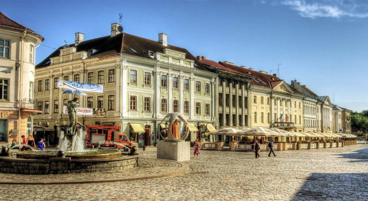 Estland Tartu Rathausplatz Foto Neil Howard